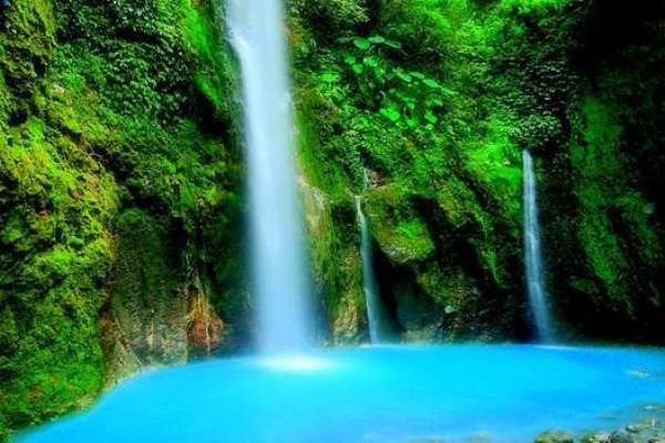 Kalo yg ini adalah Air Terjun 2 Warna di Sibolangit, Sumut. Biru dan putih. Ayo jelajahi negeri sendiri