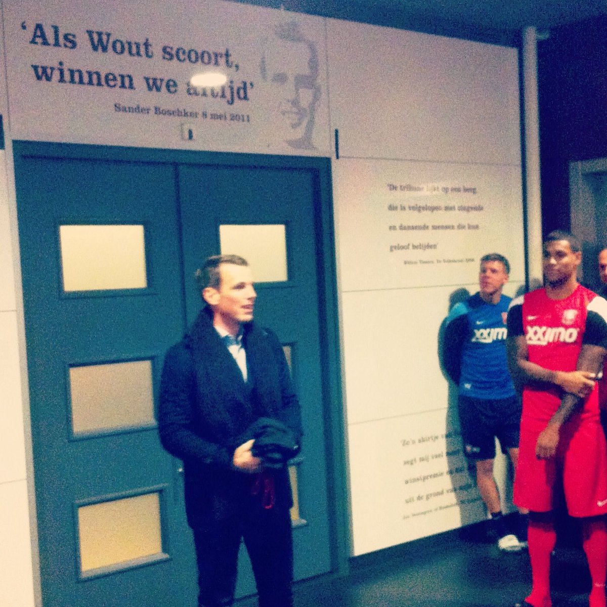 Bij aankomst werd Wout verwelkomd door de spelers en werd een mooie spreuk onthuld #woutwashere