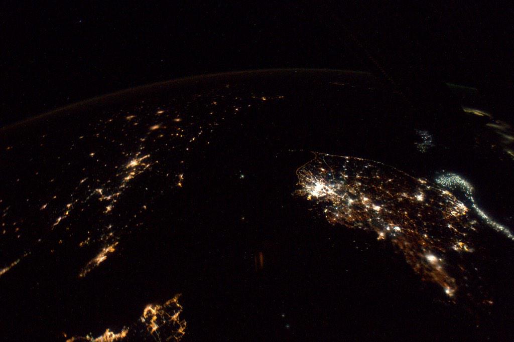 AstroTerry's tweet image. The bright lights of #SouthKorea contrasting North Korean darkness- bright dots on right are fishing boats