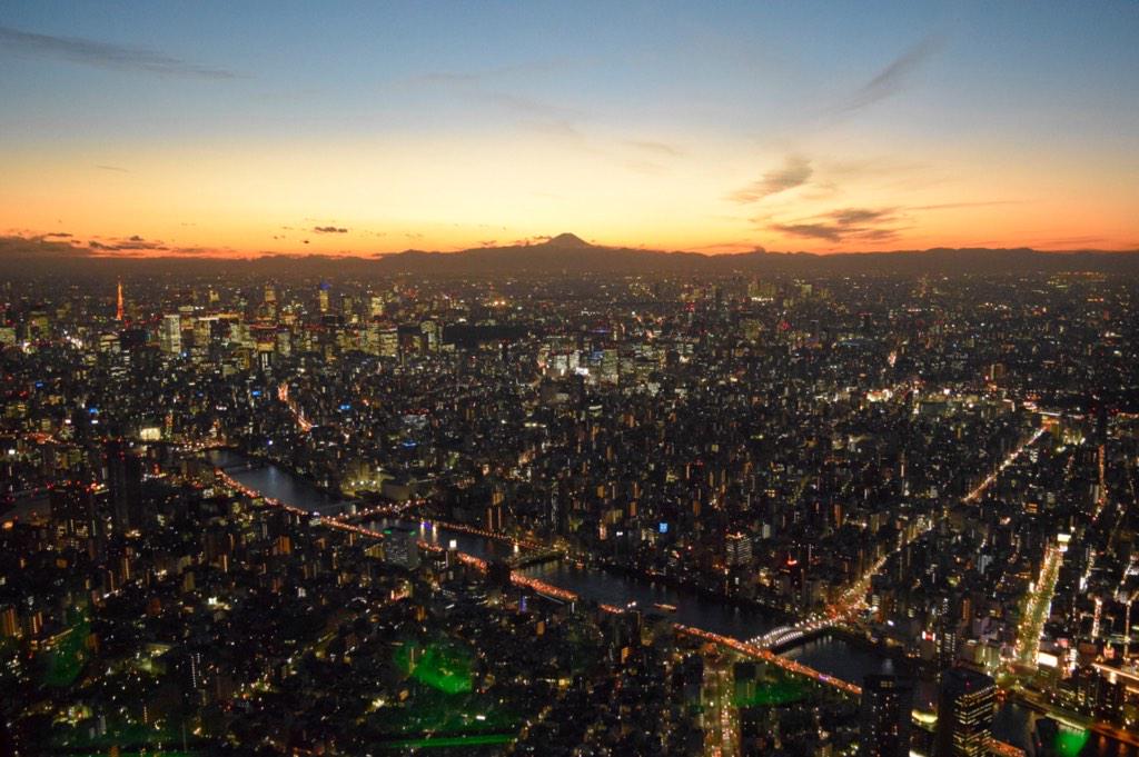 moonlightice's tweet photo. Twilight Tokyo &amp; Mt.Fuji 東京スカイツリーから
view from Tokyo Sky Tree http://t.co/A8HmH33qSS