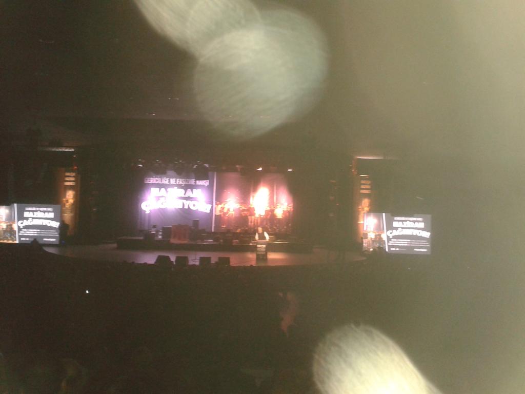 Emekli tersane işcisi bir amcamız kürsüde.