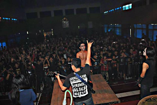 InnalillahiS's tweet photo. Innalillahi simphony black metal on (jombang metal blast) http://t.co/NQ6aF5voXa