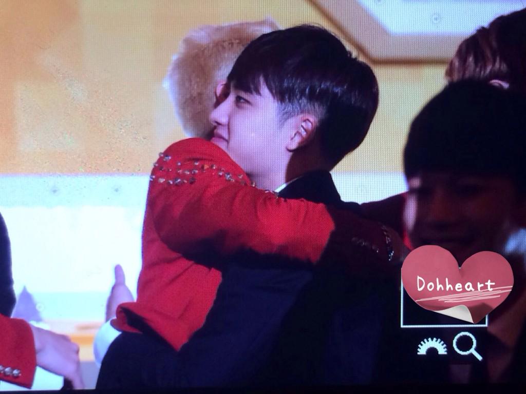taekIatte's tweet photo. oOJMYGID EXOVIXX INTERACTION IM SO HAPPY OHMYGOD WAIT KYUNGSOO HUGGING RAVI WAIT MY TEARS ARE FALLING http://t.co/BQwNWSYmda
