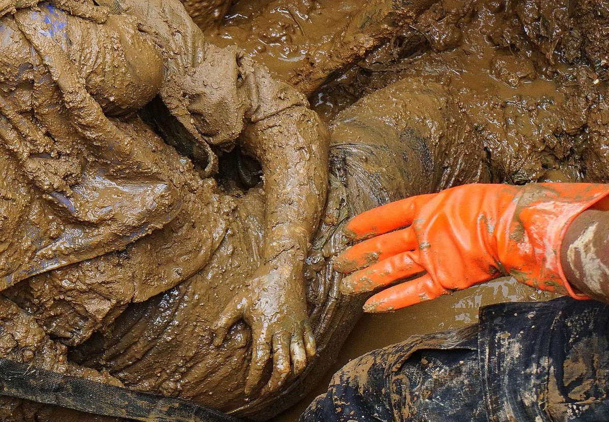 FOTO: Tim SAR Temukan Korban Longsor Ibu dan Anak Berpelukan brt.st/4nqi