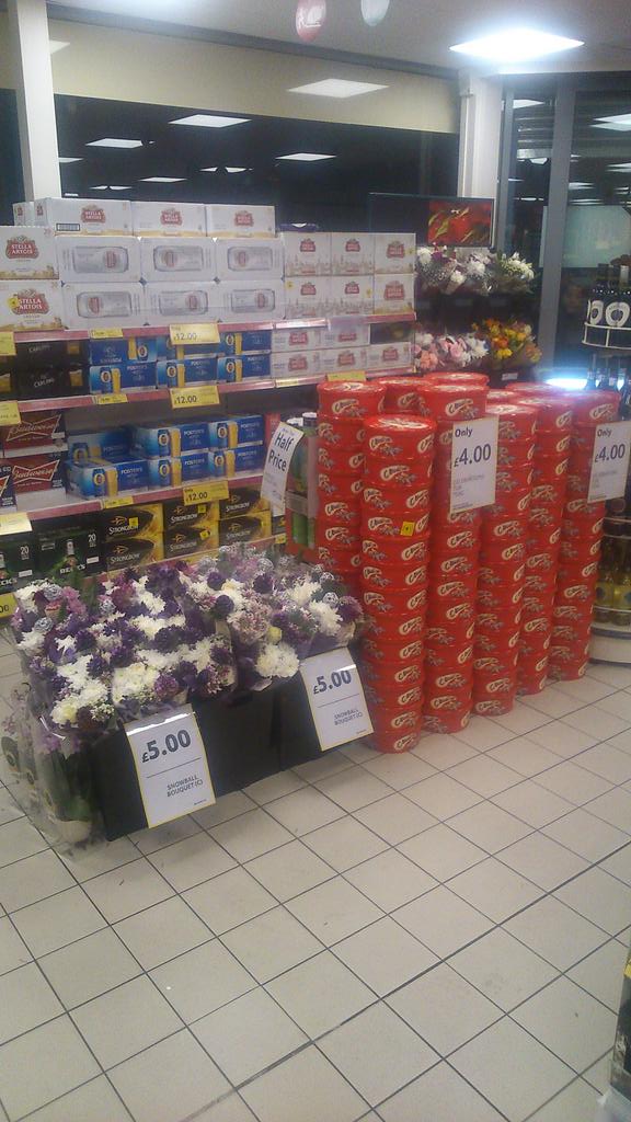 ExpLongmoor's tweet photo. X mas flowers trading well. Any advice on flowers see @ClareSchorah. Instore flower expert. Thanks  &amp; well done clare http://t.co/OJ1w59SXFK
