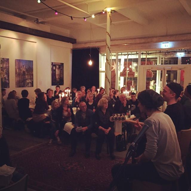 fmusicnl's tweet photo. Het kerstdiner in Zaal 3 was megagezellig! Nu op naar 't laatste huiskamerconcert: Sam in Assen! #3FM #SR14 http://t.co/OIRYBiukaz