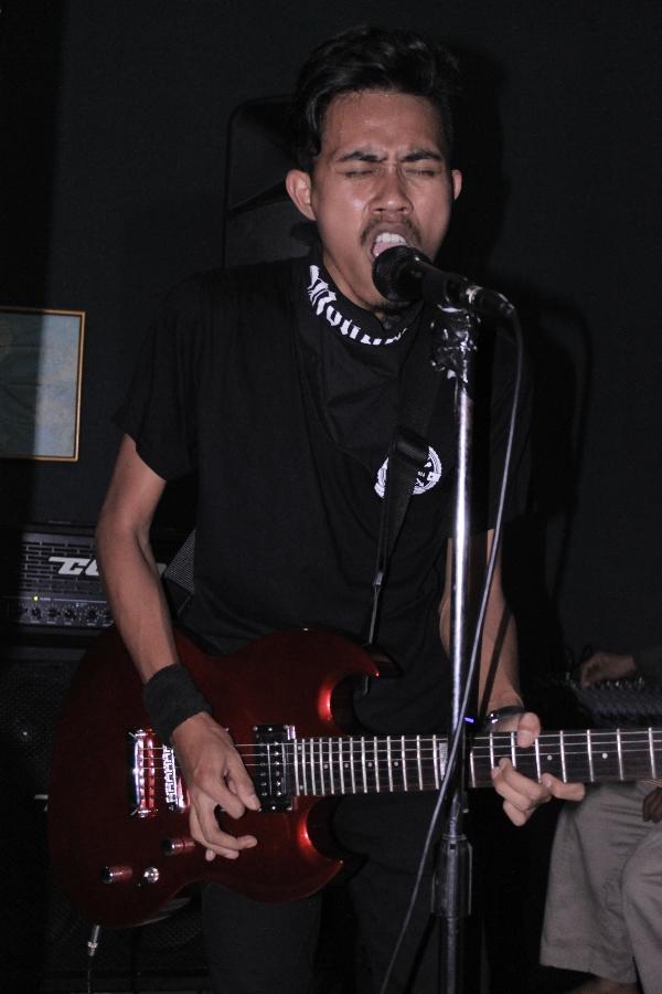 guitarist <a href="/bomb_official/">BOMB BOMB PUNK</a> @chuckypigsquel Wearing Tshirt BRIAN KINGS !!! 😎
