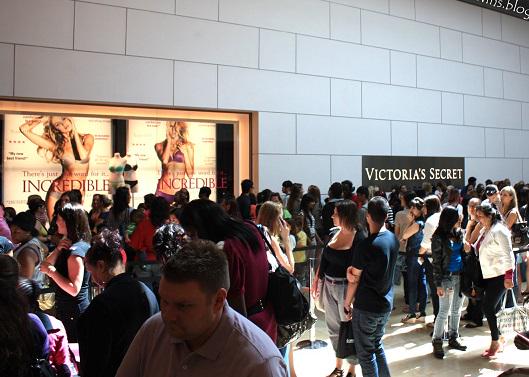 zaytung's tweet photo. Victoria's Secret Yılbaşı Alışverişi Öncesi Uyardı: ''Eşinizde öyle durmayacak...'' http://t.co/nC1PktqC5Z http://t.co/6FHXqC2rSd