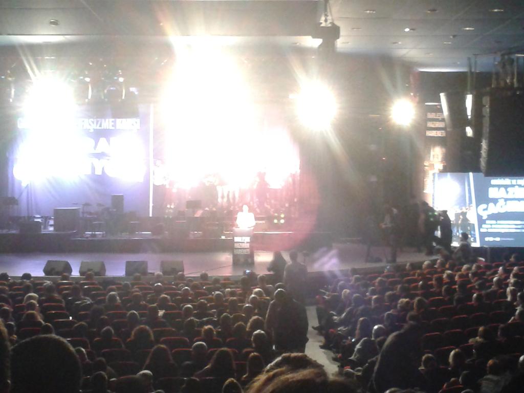 Kadın mücadelesine dair konuşmasıyla Gülsüm Kav kürsüde.