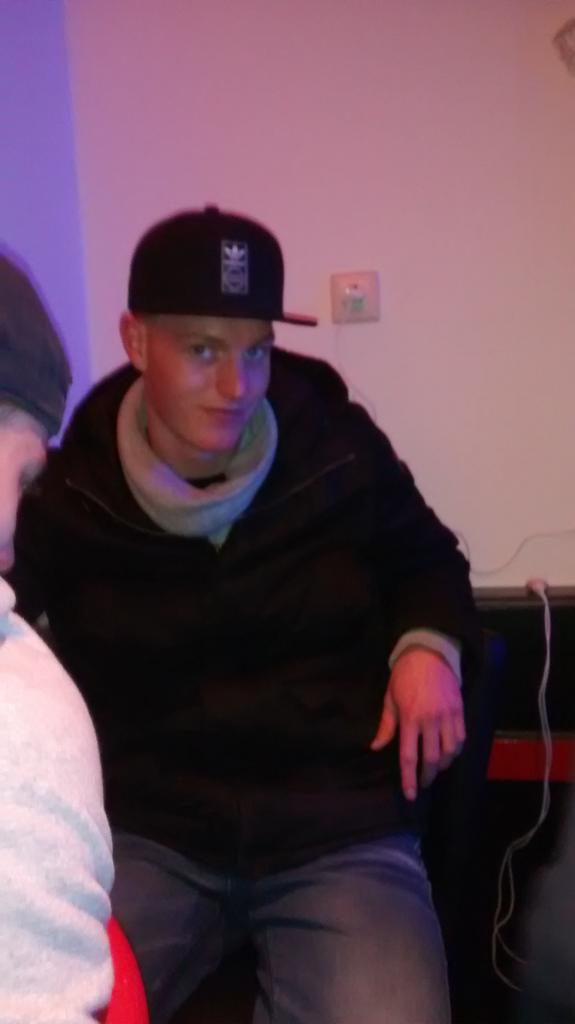 Braakhuizen7's tweet photo. Deze jongen houd altijd altijd de lijn. http://t.co/8hIZ8NcaZC