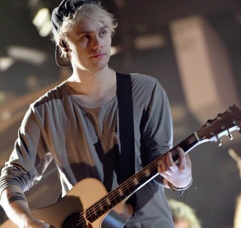 Celeb Primes On Twitter Michael Clifford With Blonde Hair Http