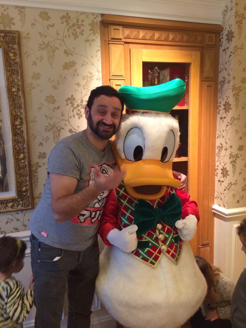 Cyrilhanouna's tweet image. Bon les chéris, j ai amené tous les enfants a Disneyland et je me suis fais de Nvx amis.Gros bisous de baba