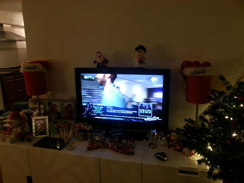 sander_bos's tweet photo. Thuis de mutsen rond de tv met Gary Fomdek erop #sr14 http://t.co/GmzrUFmGCX