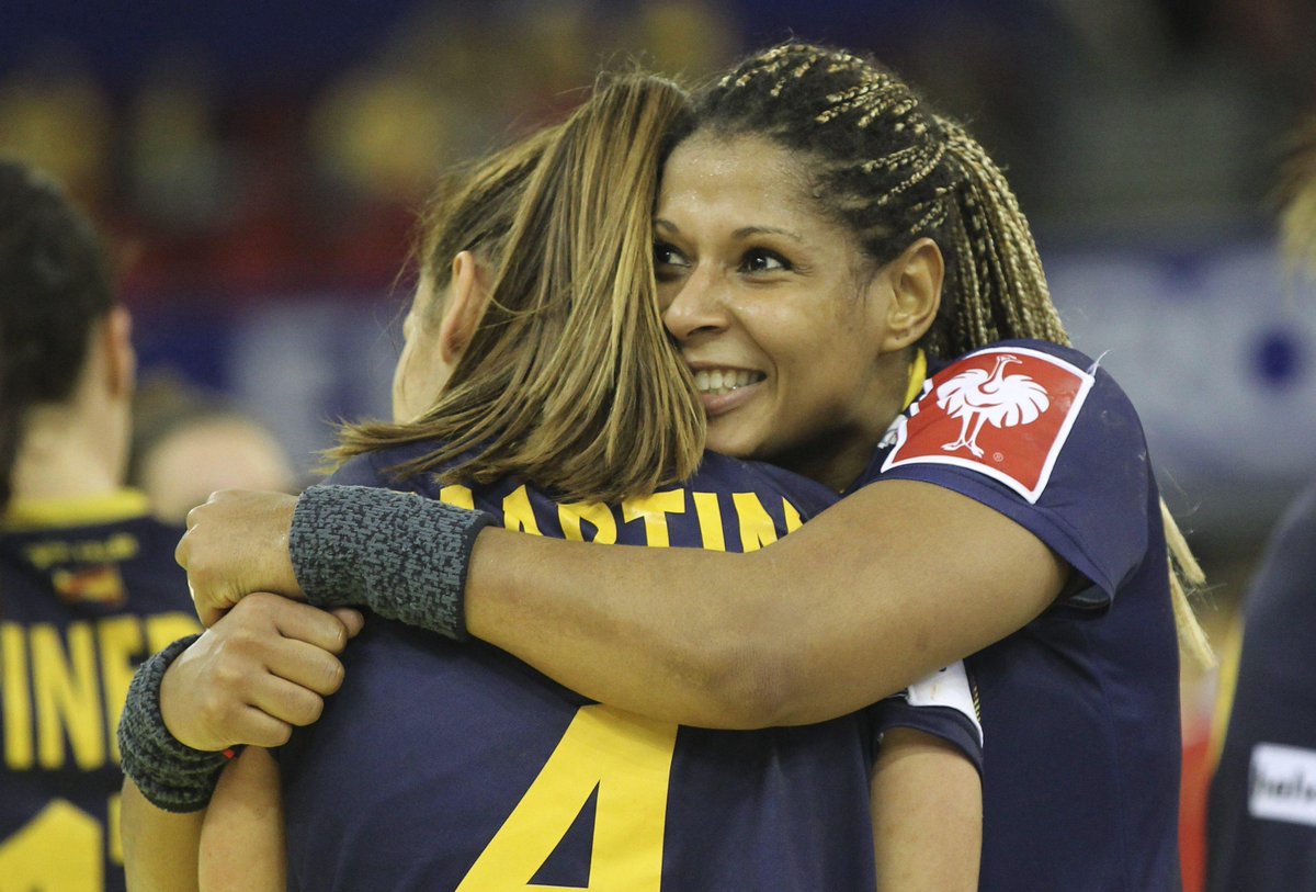 abc_es's tweet photo. Sigue ya con @abc_deportes Noruega-España http://t.co/5gsfS2cDDZ Las #guerreras se la juegan Foto: EFE #balonmano http://t.co/I17m1aFgc7