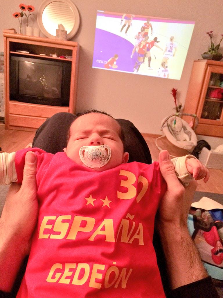 GedeonGuardiola's tweet photo. Animando a las #Guerreras en la final del Europeo http://t.co/WBrSPSVCYz