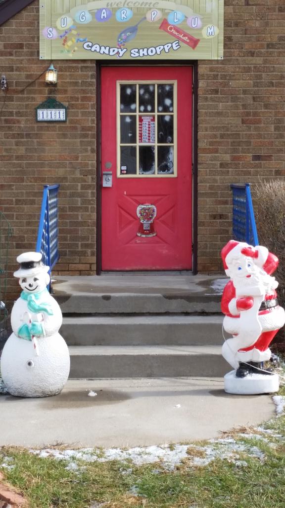 SP_CandyShoppe's tweet photo. @stephenclark @BellevilleMich @victorjfaust  santa and frosty are playing door men http://t.co/SrsTW9ixAK