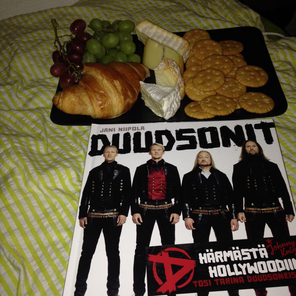 RToivainen's tweet photo. Kirja tuli ja illan ihjelma paketissa, vaan mites ne nimmarit @jukkadudeson @jarnodudeson #hpdudeson @JarppiDudeson ? http://t.co/Qhd6C1kqgA