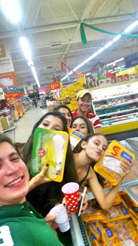 barbaaracardoso's tweet image. Coxaaaaaaa 😂😂😂👌🍷 #descontrole #arrombaobretas