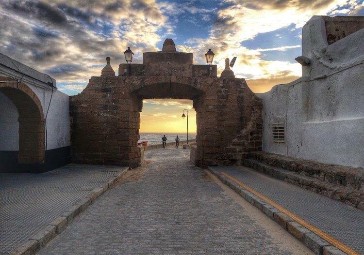 PoetaGaditano's tweet photo. Hay entradas que te pueden llevar a otro mundo #esoesCádiz http://t.co/6gfSYx3NZM