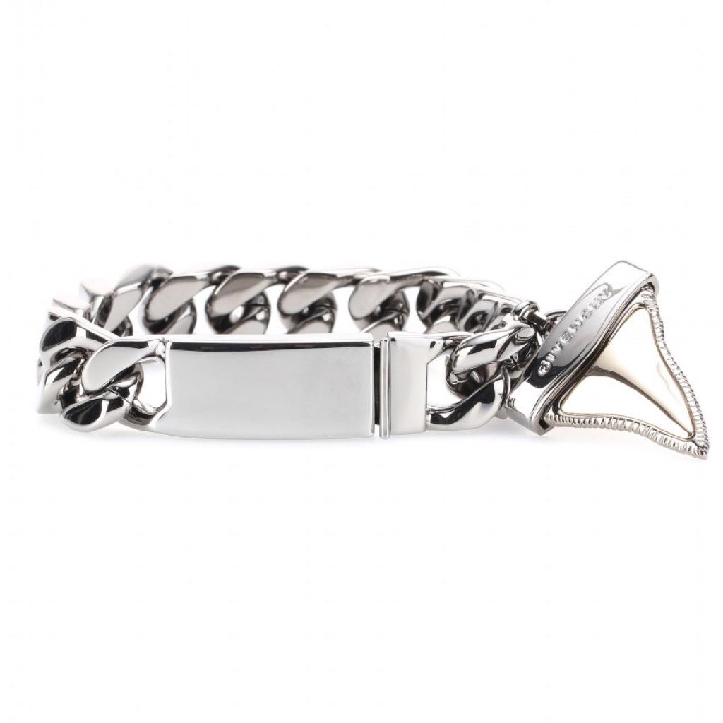 DVS_Vlogs's tweet image. GIVENCHY Bracelet
#GIVENCHY #ImDVSStyle #DavidVSeiler #ItsDavidVStyle