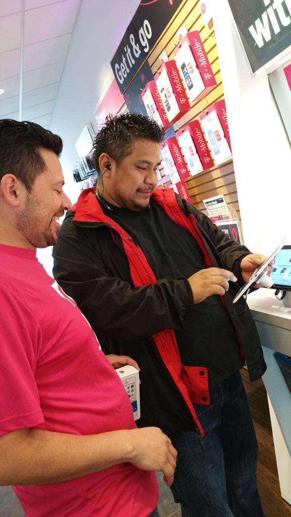 BerwynKnights's tweet photo. #HappySunday @Tmobile come get your tablets  #CheckYourXmasListTwice http://t.co/ChuNKDHGYX http://t.co/jsAX4tP3mk