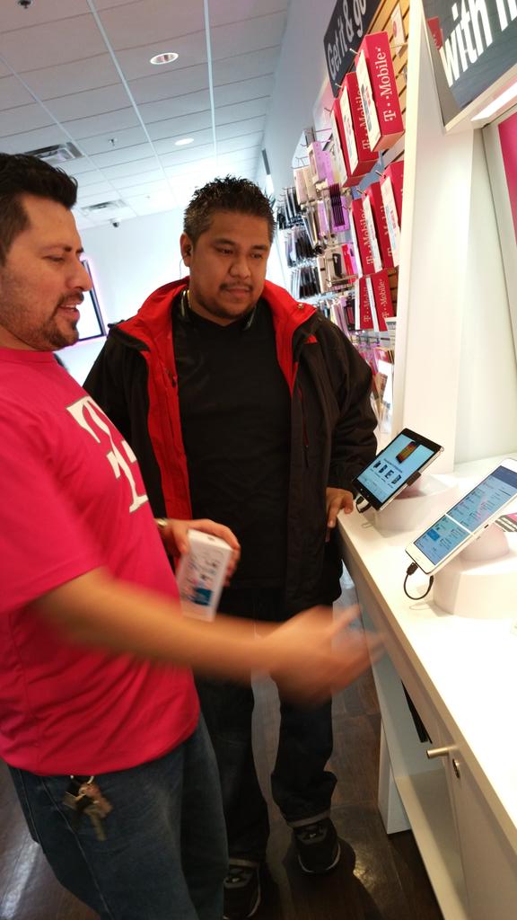 BerwynKnights's tweet photo. #HappySunday @Tmobile come get your tablets  #CheckYourXmasListTwice http://t.co/ChuNKDHGYX http://t.co/jsAX4tP3mk