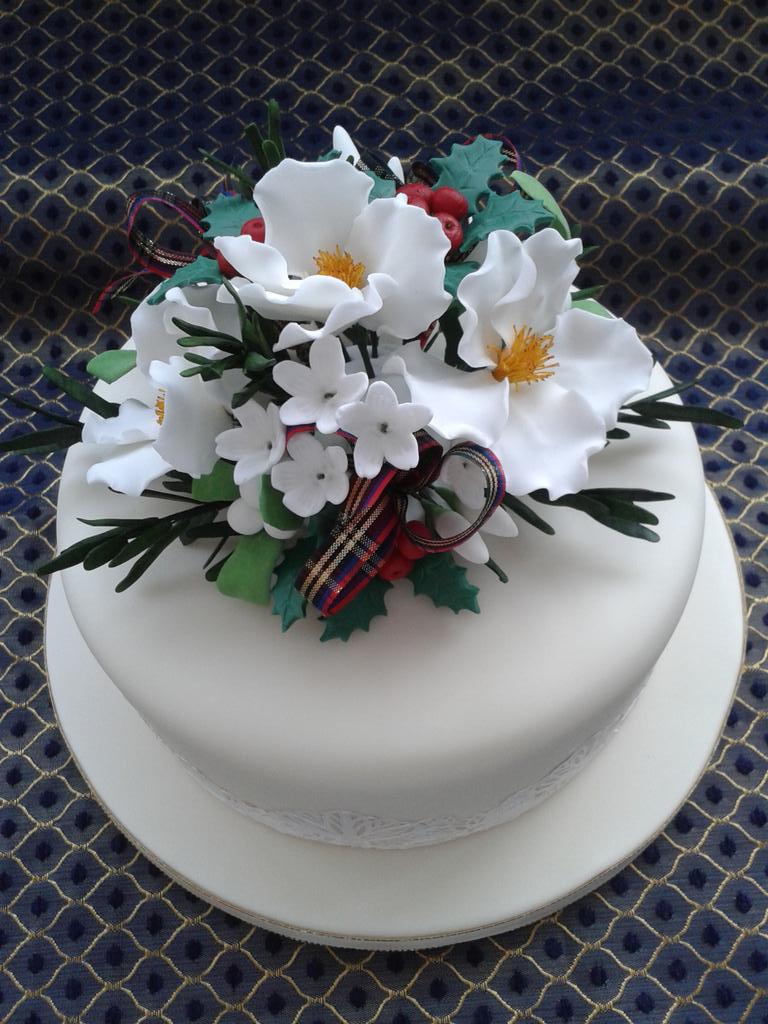 NicolaRBall's tweet photo. #christmas #cakes done. 1st time using #cakelace and flowers made under the tuition of @mrsspikescakes. http://t.co/jsQDLakndi