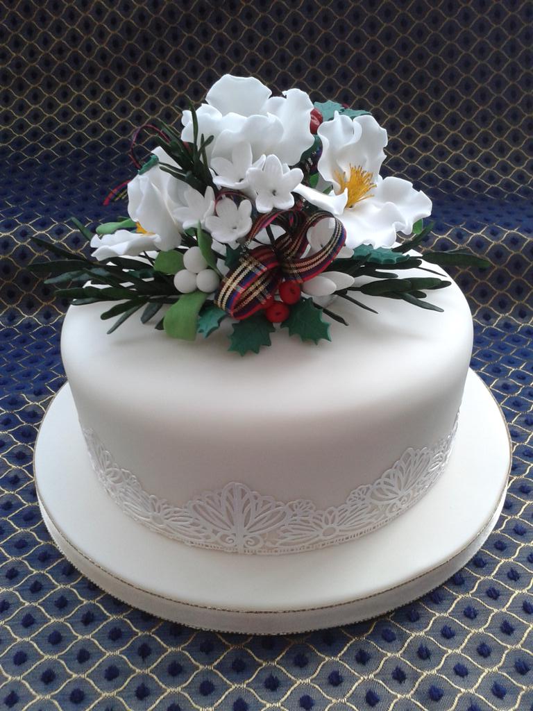 NicolaRBall's tweet photo. #christmas #cakes done. 1st time using #cakelace and flowers made under the tuition of @mrsspikescakes. http://t.co/jsQDLakndi