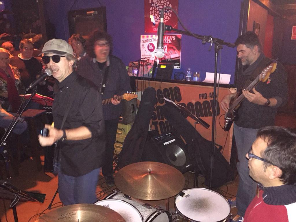 jaumesv6002's tweet photo. Gran concert ahir al @Pub2000 amb @karadekatala . Gracies a tots per haver vingut. http://t.co/4SJPH3srCd