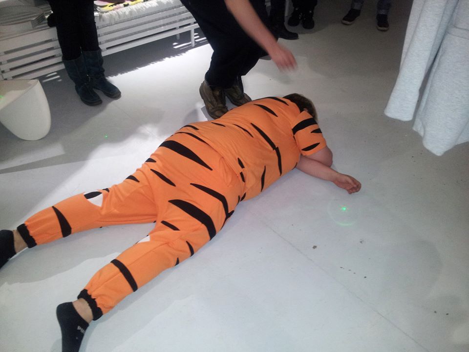 butterfly_eye's tweet photo. #roh #glitzernd #berührend auch ein tiger kann ein bär sein. #butterflight #tatort #samstag http://t.co/s4nk17XwPr