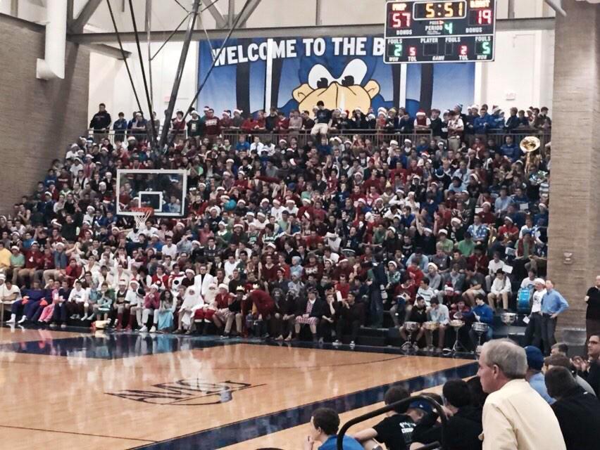 HsSections's tweet photo. Omaha Creighton Preps Christmas in the Cage 😨🙌 http://t.co/mLLfp18rmb