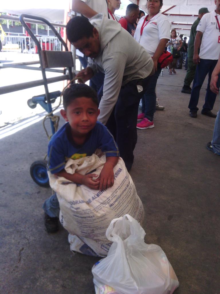 MercalOficial's tweet photo. La alegría navideña se contagia en los asistentes que hacen sus compras en La Feria de Los Próceres. http://t.co/k5EhGGmdWP