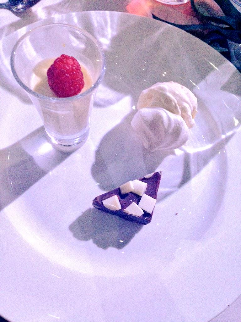 OakAppleCaterer's tweet photo. Yesterday's #wedding canapés and GF pudding trio #Christmas #busyweekend http://t.co/vfkUTt17nJ