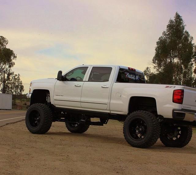 causewecountry's tweet photo. #CountryDiscussion 
Retweet for Chevy
Favorite for Ford http://t.co/yPs7cagktS
