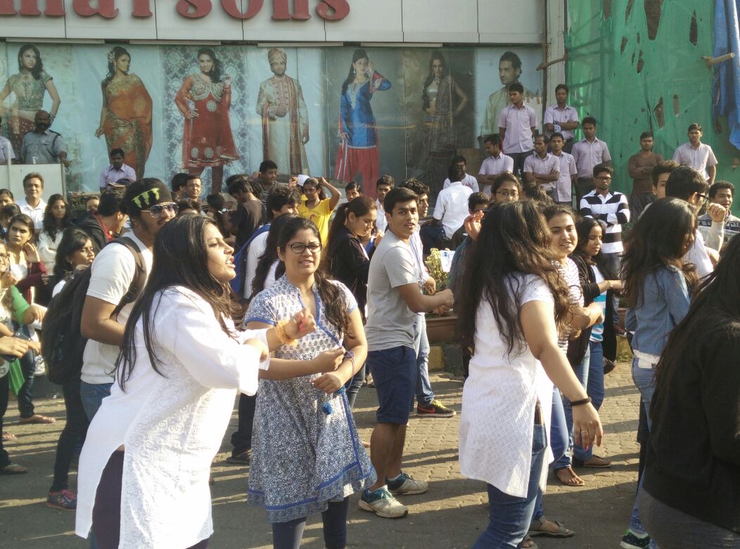 jhahan's tweet photo. @rotaractmumbai doing a flash mob on #equalstreets! #WRY2015 http://t.co/RjbTTVdMH5