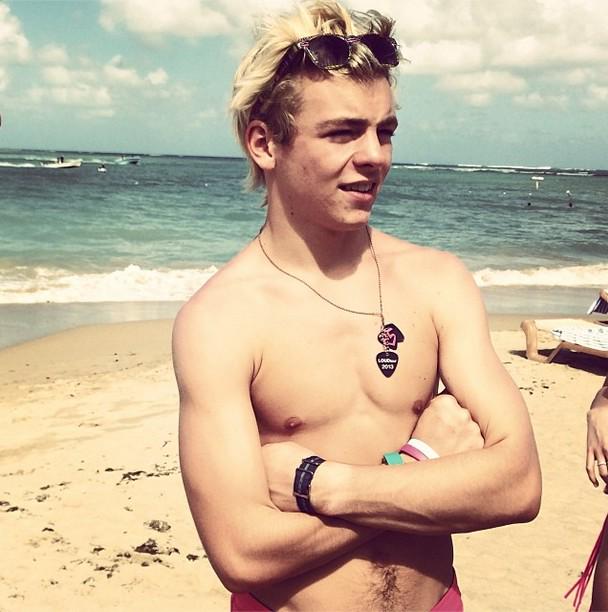Happy Birthday to Ross lynch!!!!       Finally 19 congrats 