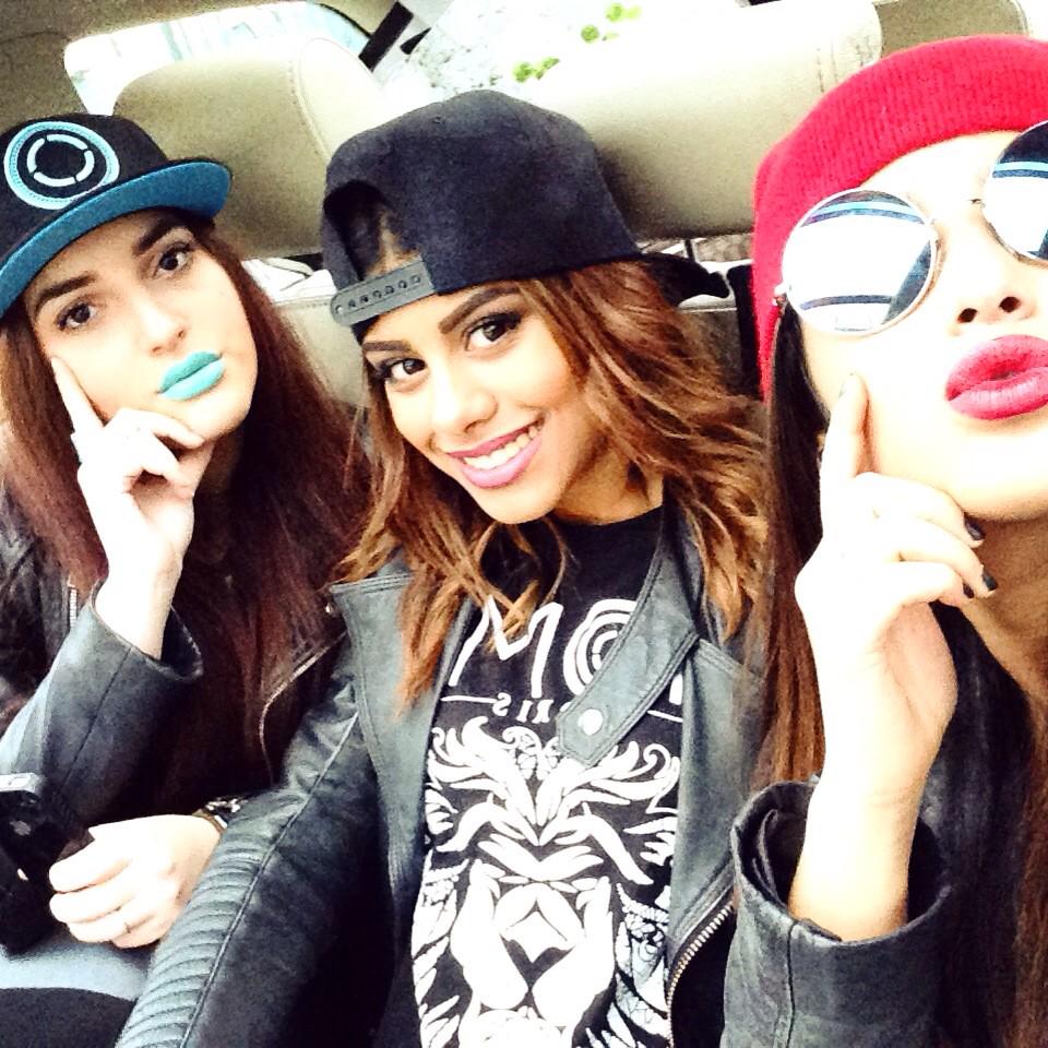 AaliyahGangxM's tweet photo. #Ysterday Bang Bangg With the crew don't mess 🔫💋 #Tournage #Clip @Mel_ComX #SweetAndGangx #HeartSisters http://t.co/JFgL6jeYhG