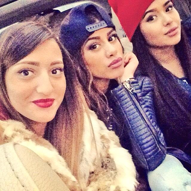 AaliyahGangxM's tweet photo. #Ysterday Bang Bangg With the crew don't mess 🔫💋 #Tournage #Clip @Mel_ComX #SweetAndGangx #HeartSisters http://t.co/JFgL6jeYhG