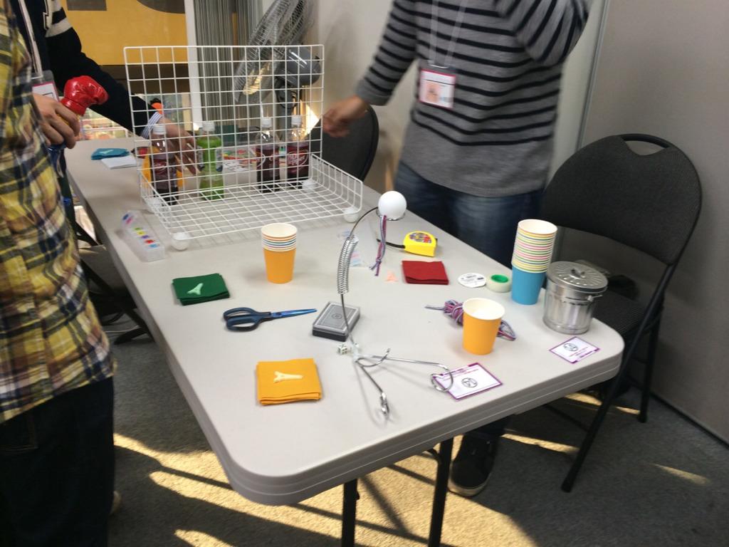 戦闘員ディー たけのこ攻防 グループ4はピンポン球を飛ばすアクションゲームでした 見事な発射台ですが これ何なんでしょう 100均に売っているのか なかなか力加減が難しく面白いです 100均ゲーム会 中間発表 Http T Co Vb7hxjeeup