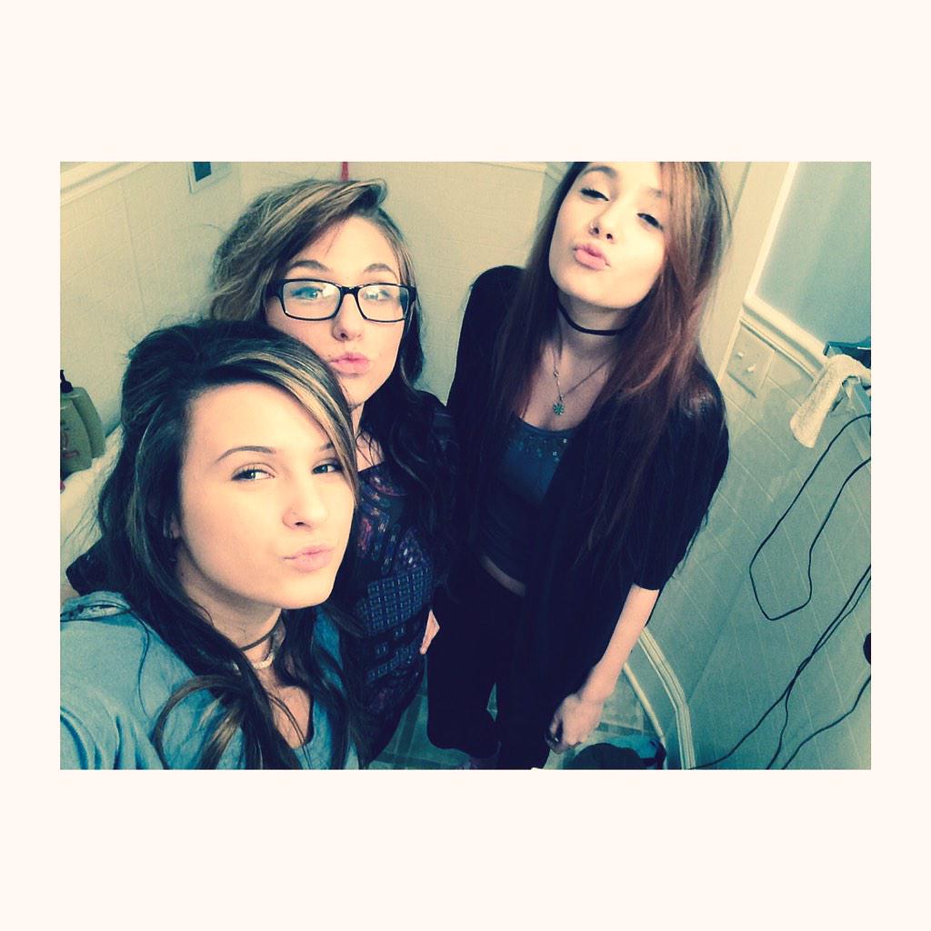 VaaleriaRaquel2's tweet photo. I MISS U GUYS SO MUCH. 😩 #frieddddd😂😂😂😂😂 @pfowla_ @minnick_megan http://t.co/Xm3V7ipVAP