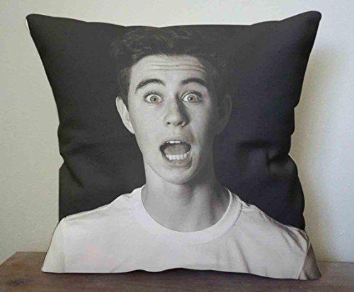 TrendingItems's tweet image. End the year cuddling with @Nashgrier ! bit.ly/1vqp68t Give him love! #HappyBirthdayNash #NashsBirthdayVideo