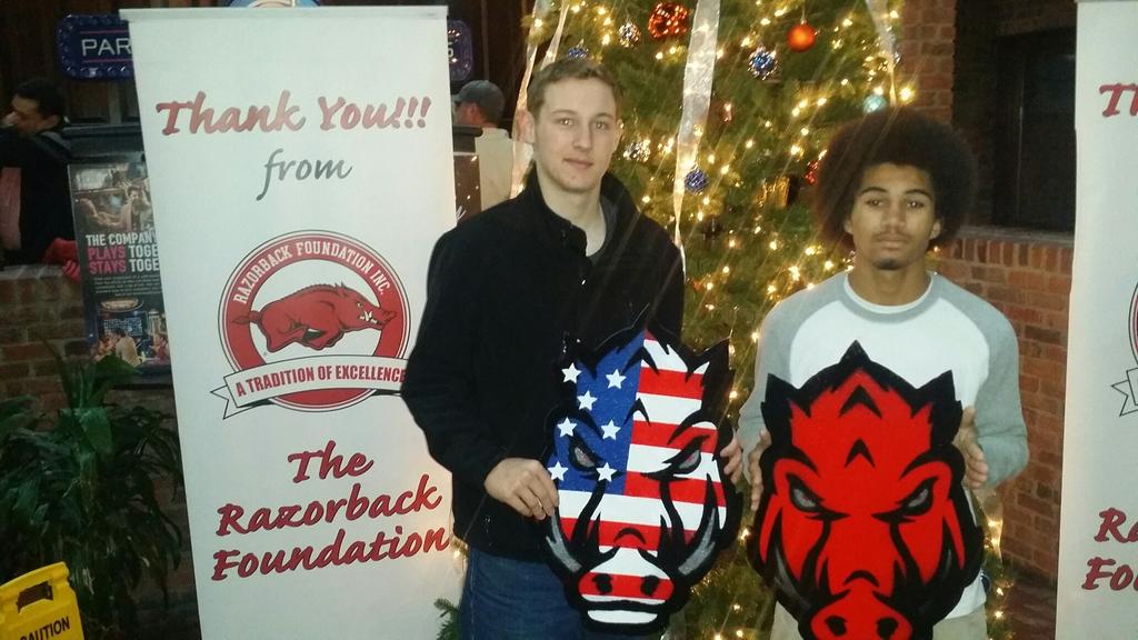 HogsWall's tweet photo. Calling the Hogs, good food &amp; chilling with some Razorback Fans @Dave &amp; Busters! #TourdeTexasBowl #NeverYield #WPS http://t.co/rirFmafVza