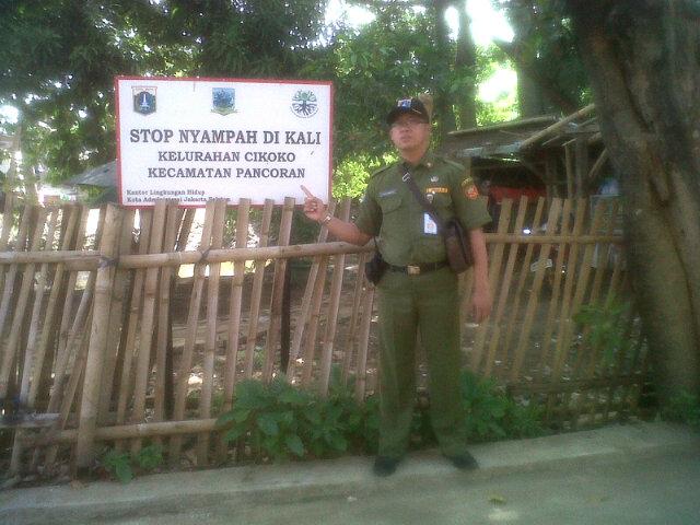 setio_margono's tweet photo. Giat bersih2 Bersama TNI kali ciliwung depan Mat Peci - Pancoran http://t.co/MzL3vz0pVA