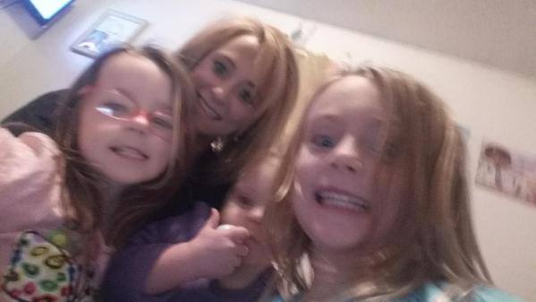 16NPSeason5's tweet photo. Leah with her 3 daughters <3 #AliHope #AleeahGrace #AdalynnFaith #AAASisters #MommysLittleGirls http://t.co/LVYicKHwIc