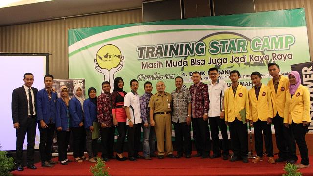 Foto bersama setelah sesi pelantikan HIPMI Perguruan Tinggi Universitas Muhammadiyah Jember dan STIE Mandala.