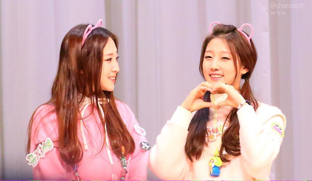 jungyeinn's tweet photo. "BabyYein_TH: คุณจองบอกว่าเลือกไม่ได้ เลยเอาทั้งสองคนก็เเล้วกัน จบบริบูรณ์ค่ะ 5555 💕 

Cr. chancecff http://t.co/7SYYvMmmg0"