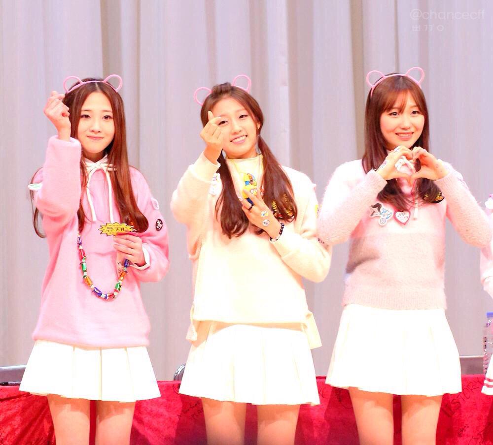 jungyeinn's tweet photo. "BabyYein_TH: คุณจองบอกว่าเลือกไม่ได้ เลยเอาทั้งสองคนก็เเล้วกัน จบบริบูรณ์ค่ะ 5555 💕 

Cr. chancecff http://t.co/7SYYvMmmg0"