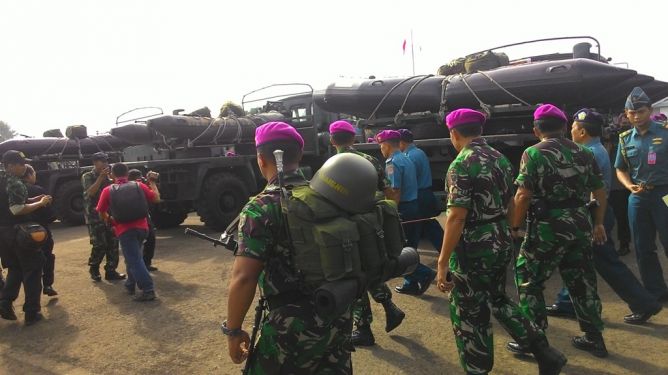 Metro_TV's tweet photo. TNI AL:Kami lakukan Rubber Duck Operation utk membantu pencarian #AirAsia #QZ8501 http://t.co/snx1a4Arke http://t.co/q5SmkXt8Bu