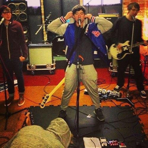 seibxcinur's tweet image. #HERESTO5SOSMEMORIES when Calum wore sweatpants