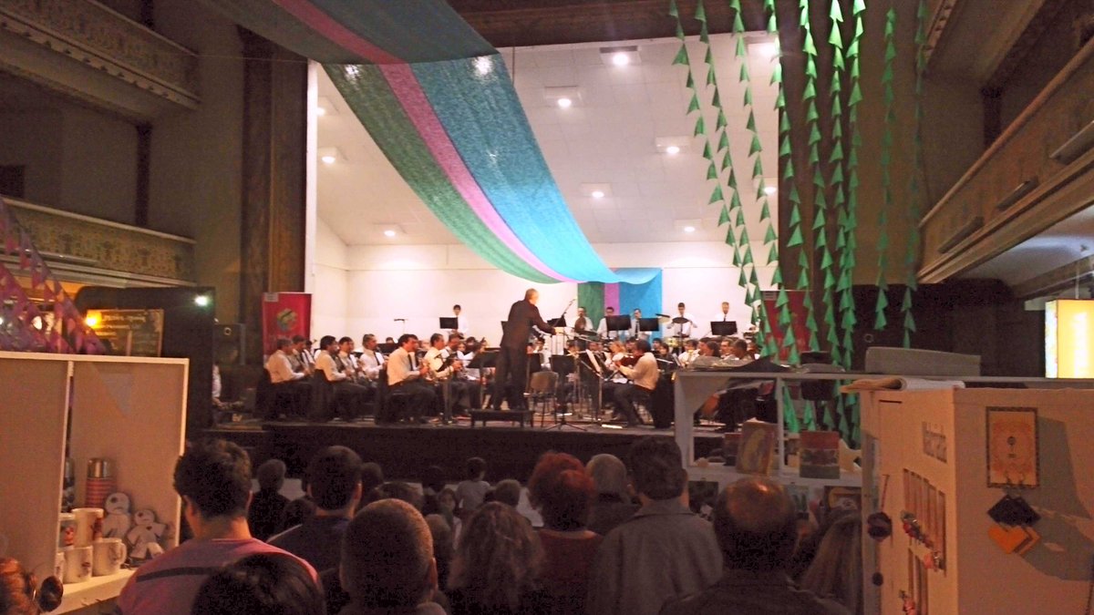 AleBarrosMerino's tweet photo. En el Mercado Cultural! http://t.co/ooiiTIzGe7